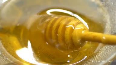 蜂蜜滴在<strong>玻璃碗</strong>上的微距镜头